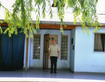 LA CASITA AZUL. EN LA PUERTA EL PADRE SILVANO POLETTO