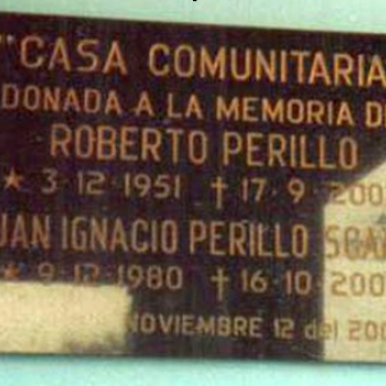 PLACA RECORDATORIA UBICADA EN EL PORCHE A LA ENTRADA DE LA CASITA AZUL